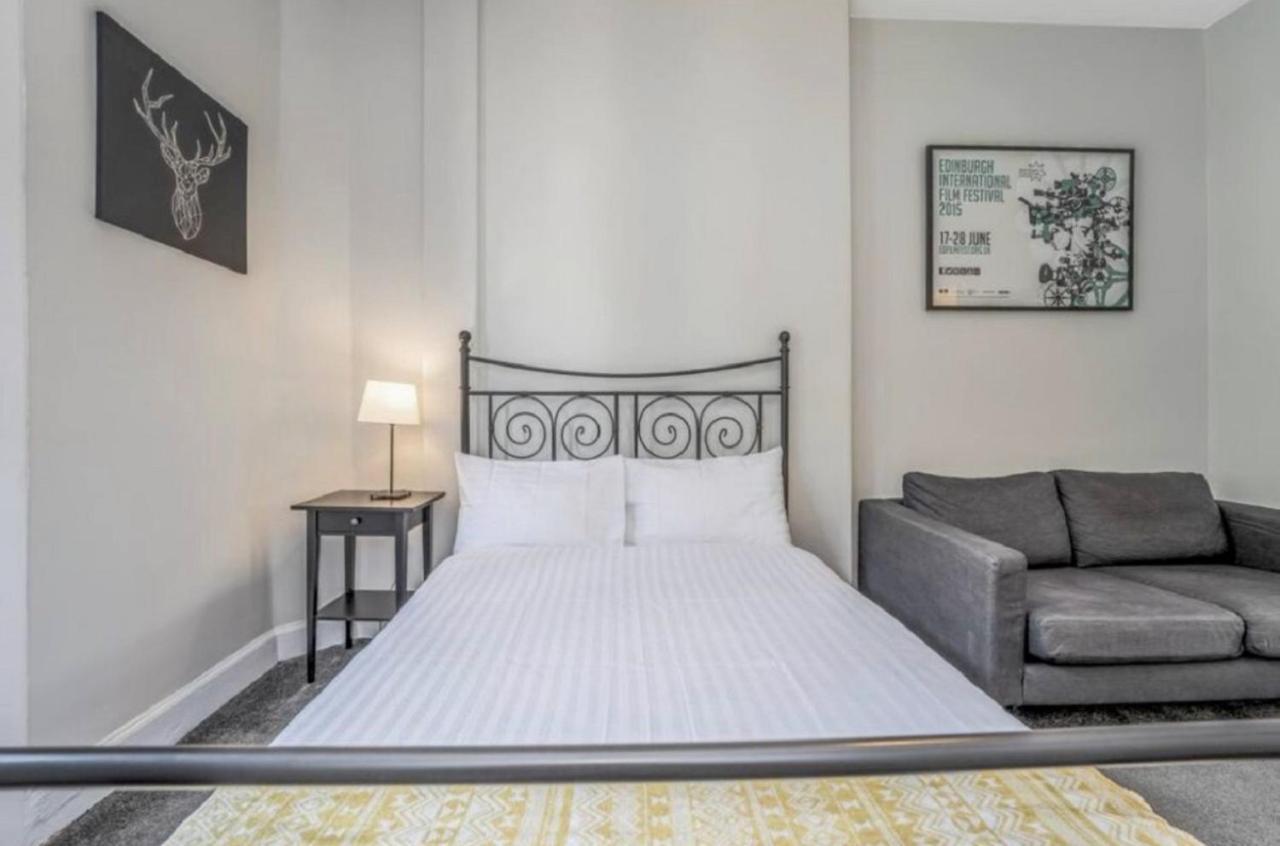 Spacious & Comfortable 3 Bedroom Apartment - Near City Centre - Free Parking Available - Sleeps Up To 5 Guests エディンバラ エクステリア 写真